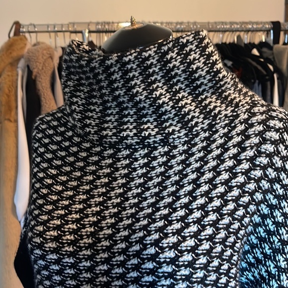 Guess sweater *** Sold*** - Picture 3 of 8